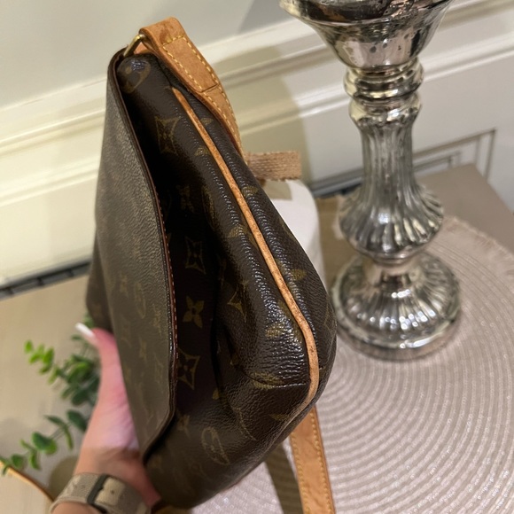 Louis Vuitton Musette Tango Crossbody - Picture 6 of 13